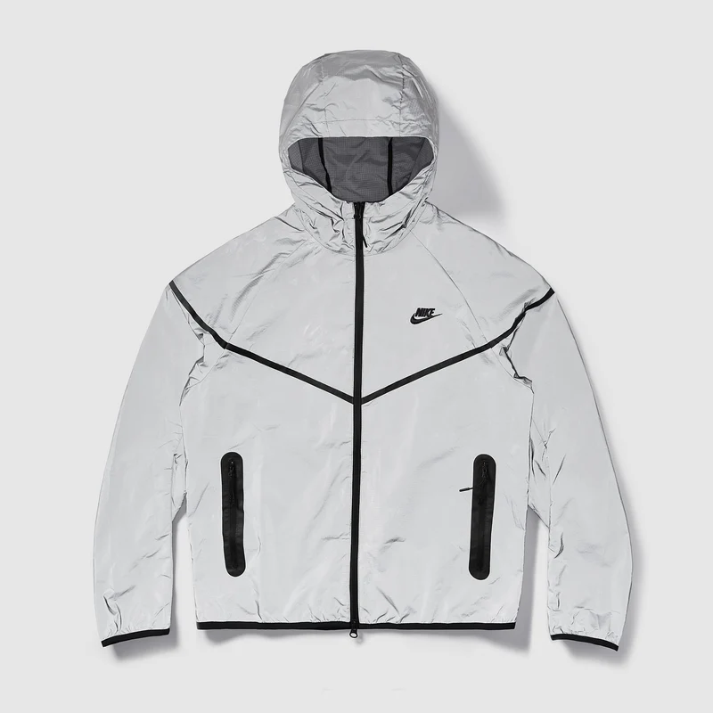 Nike Chaqueta de tejido Woven con diseño reflectante