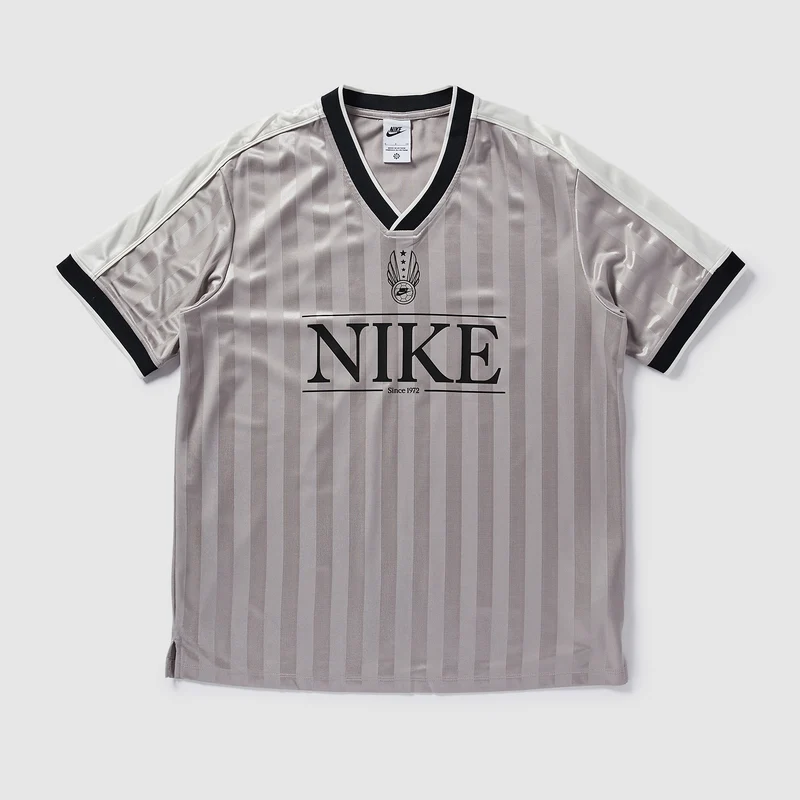 Camiseta Nike Sportswear Cuello en V para mujer